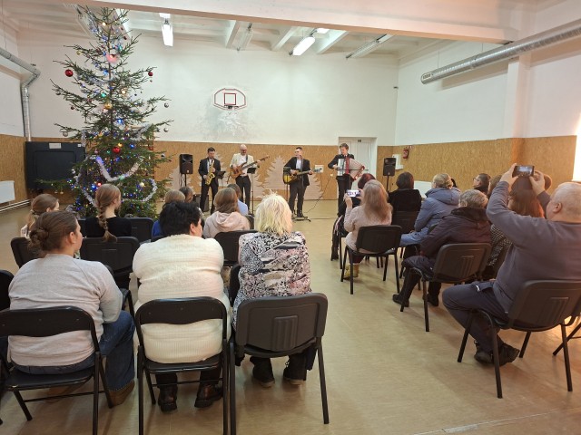 Ziemassvētku koncerts. Uzstājas grupa "Revelīts"